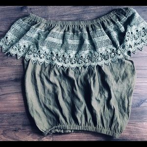 Olive green lace off shoulder crop 🍒